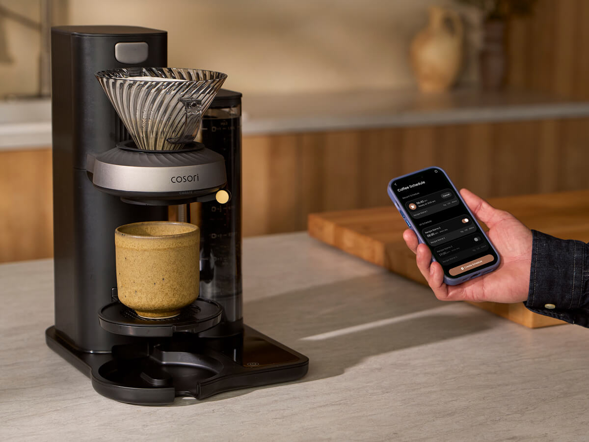 Starting Juni coffee maker remotely with the VeSync app on smartphone